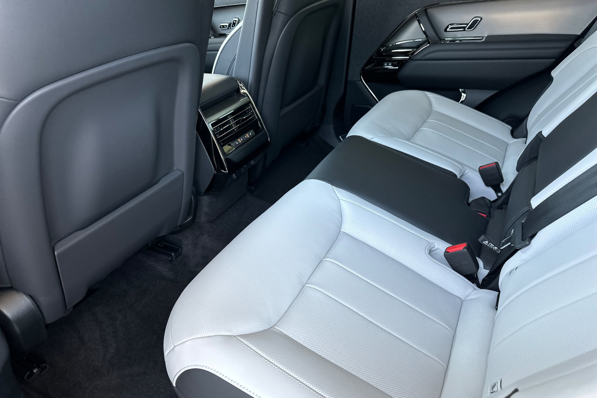 2025 Land Rover Range Rover Sport SE photo 4