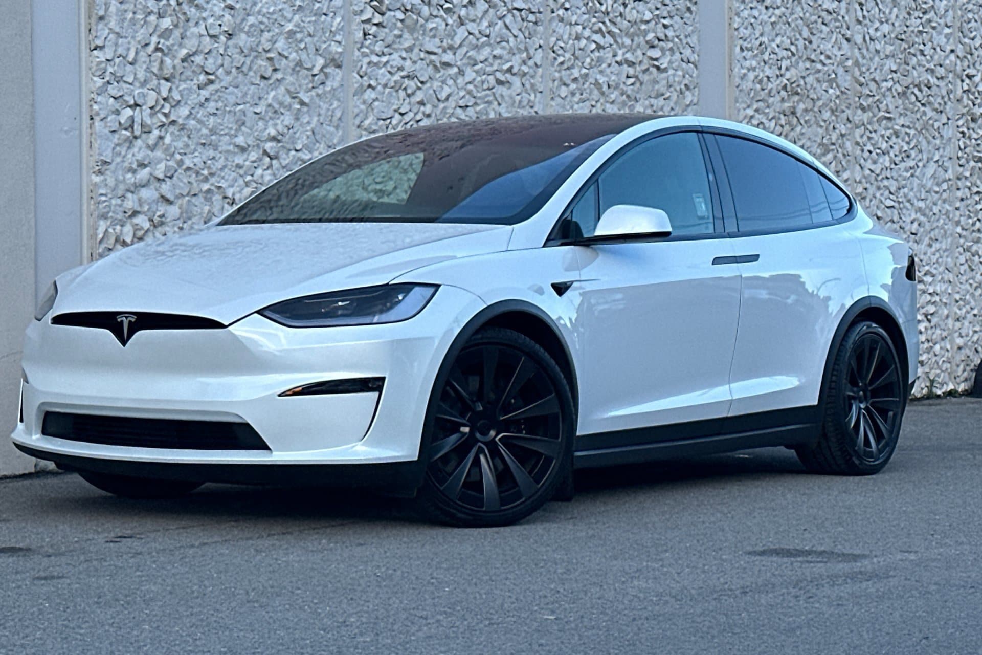 2024 Tesla Model X Long Range's photo