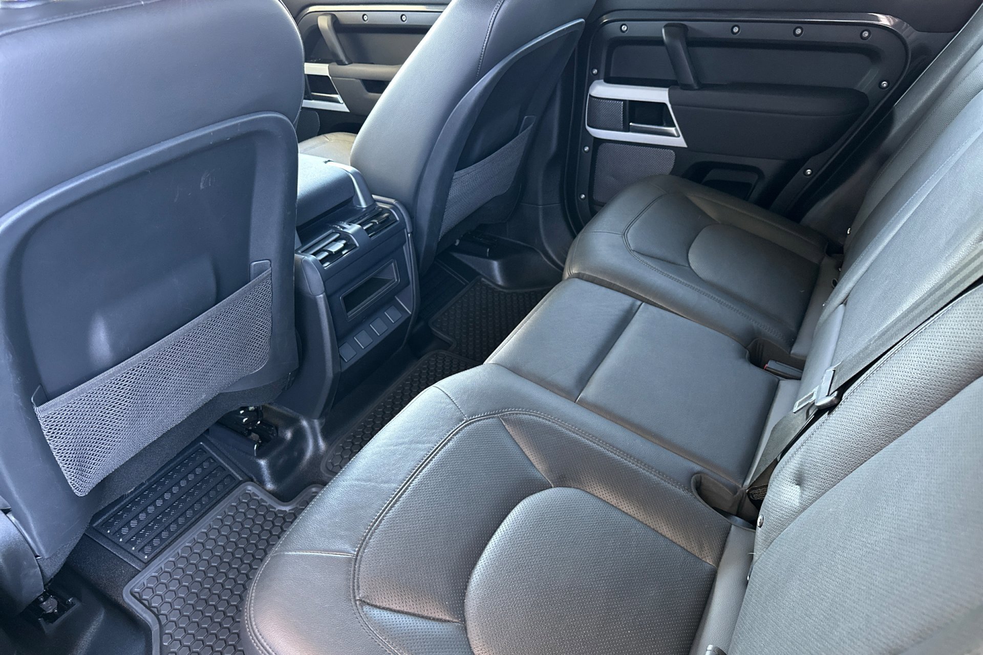 2023 Land Rover Defender SE photo 4