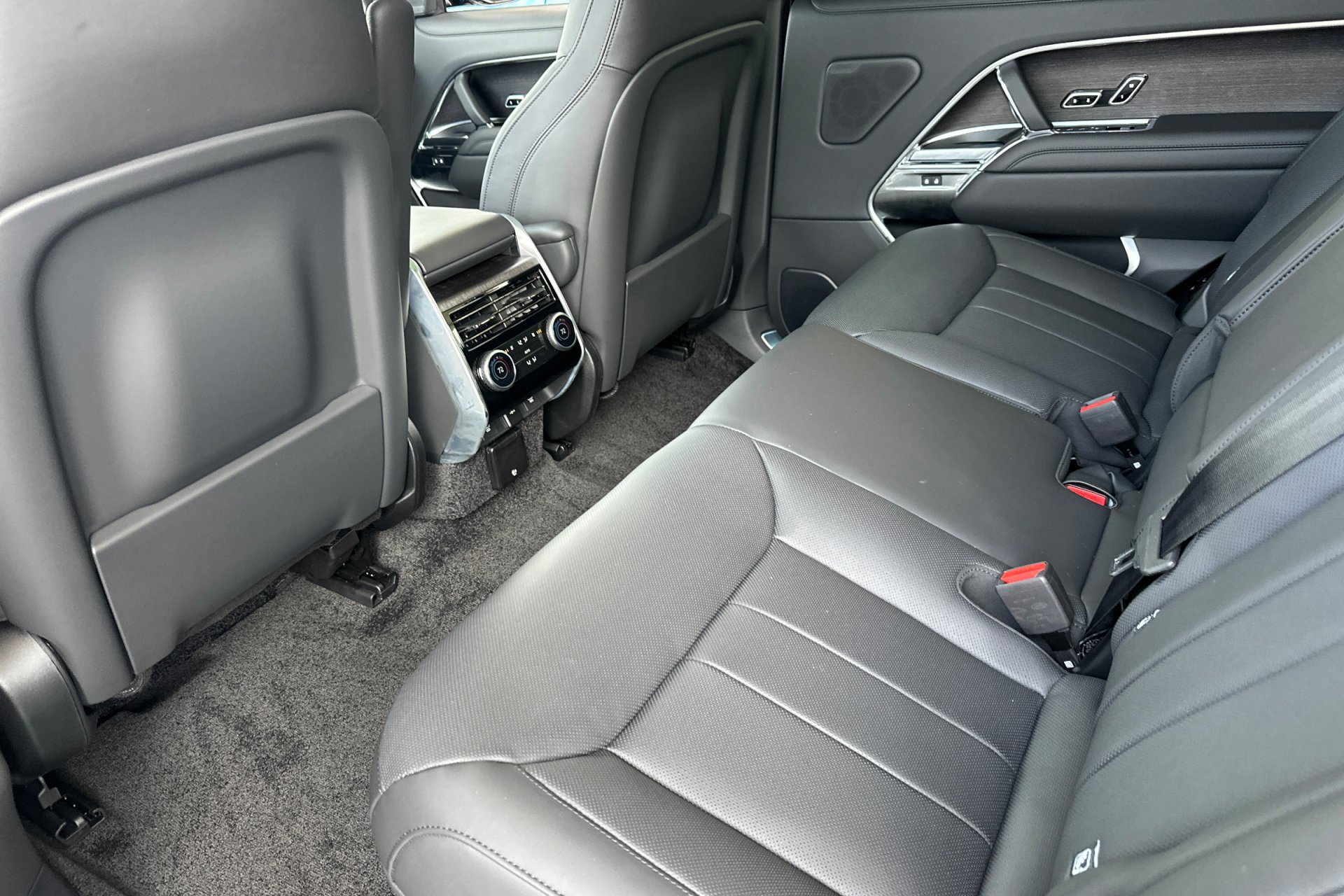 2025 Land Rover Range Rover SE photo 4