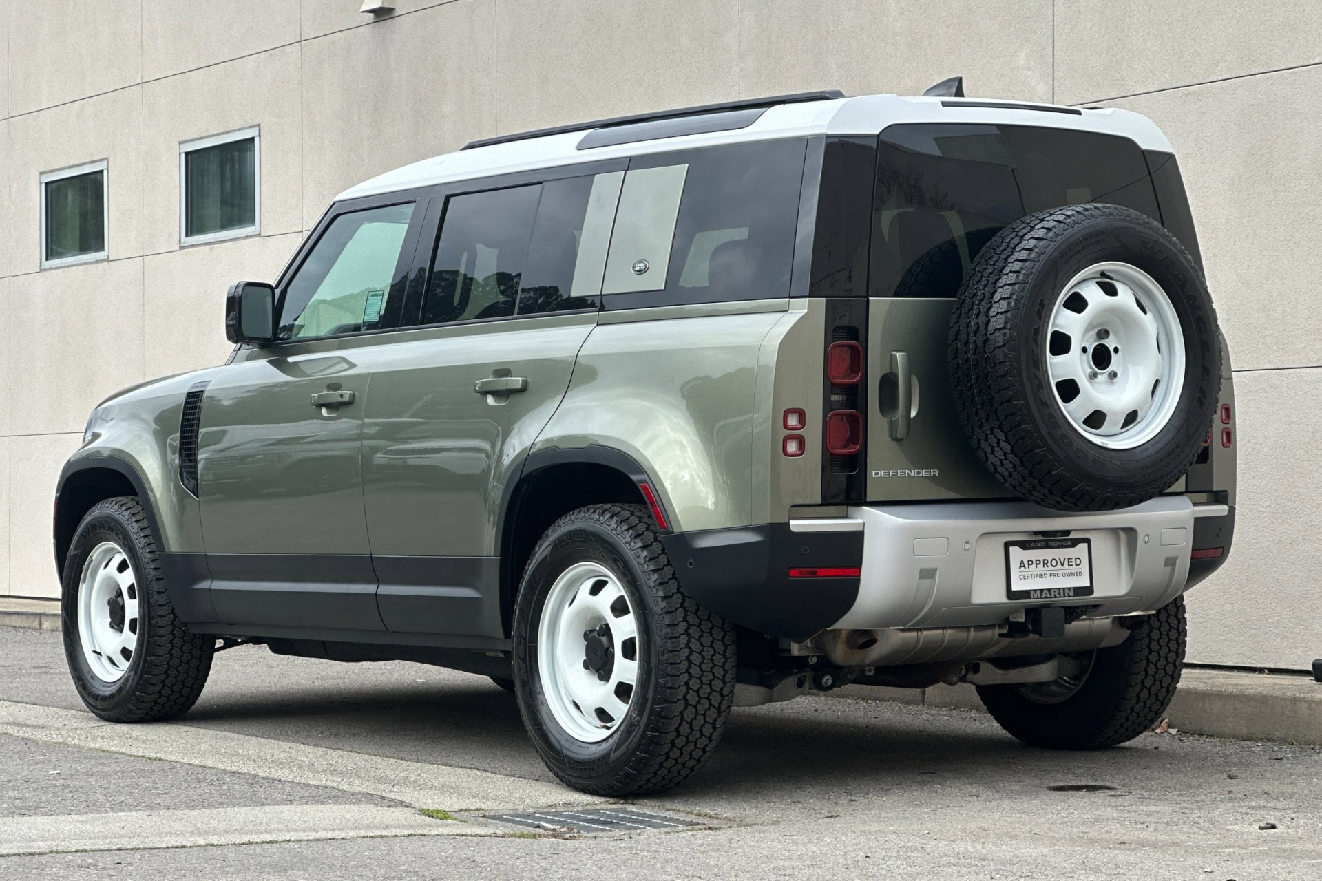 2023 Land Rover Defender S photo 5