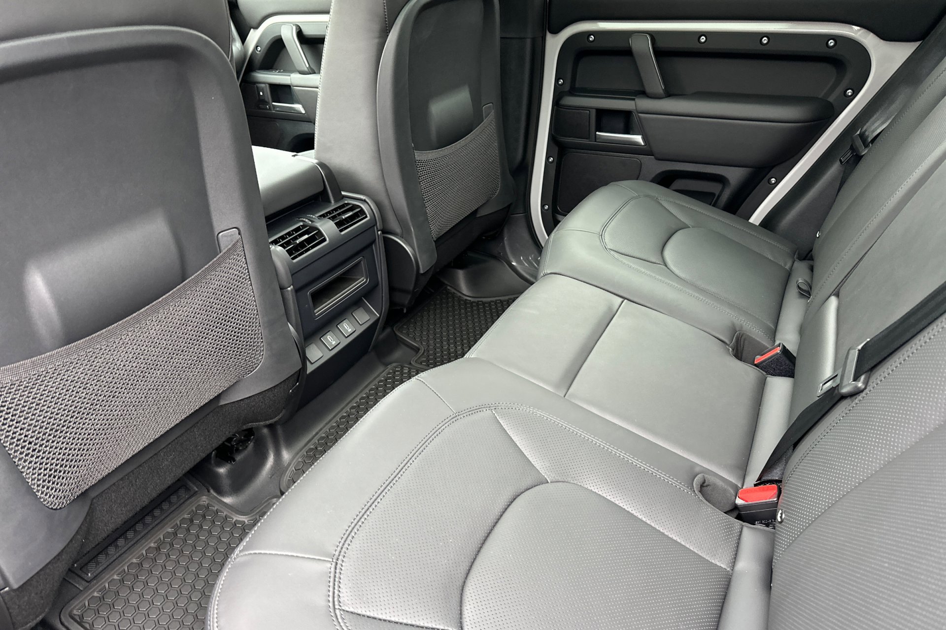 2026 Land Rover Defender 110 X-Dynamic SE photo 4