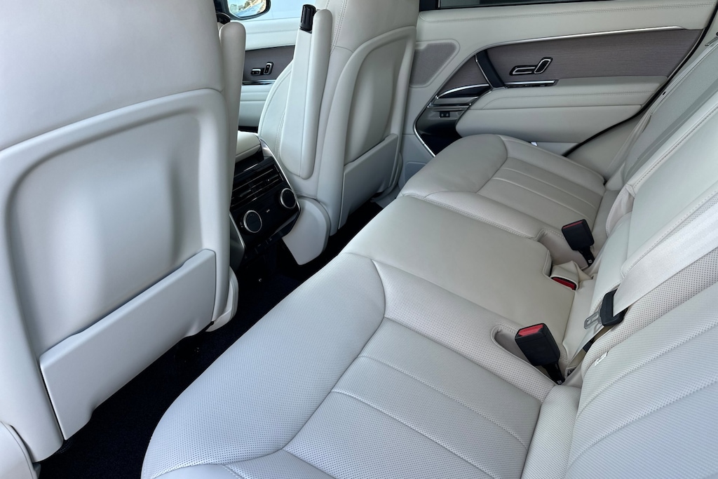 2026 Land Rover Range Rover SE photo 4