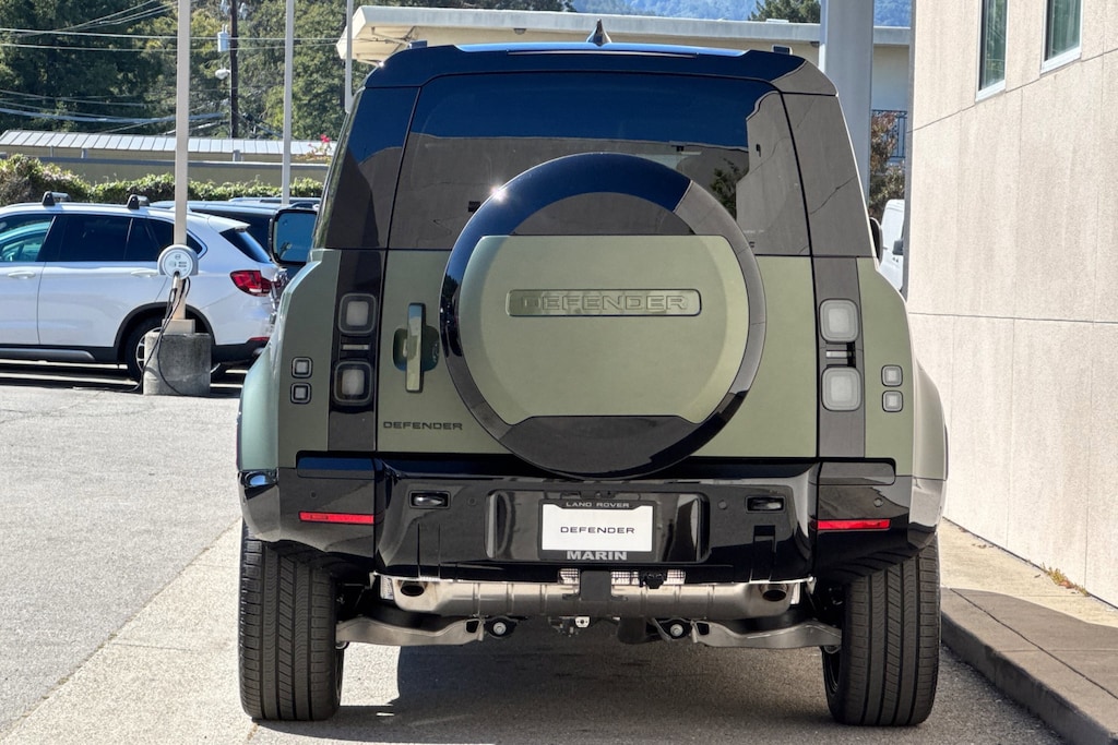 2026 Land Rover Defender 110 X-Dynamic SE photo 4