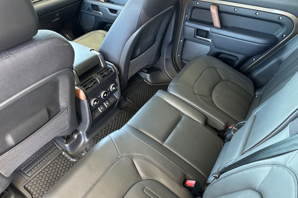 2024 Land Rover Defender 110 photo 4