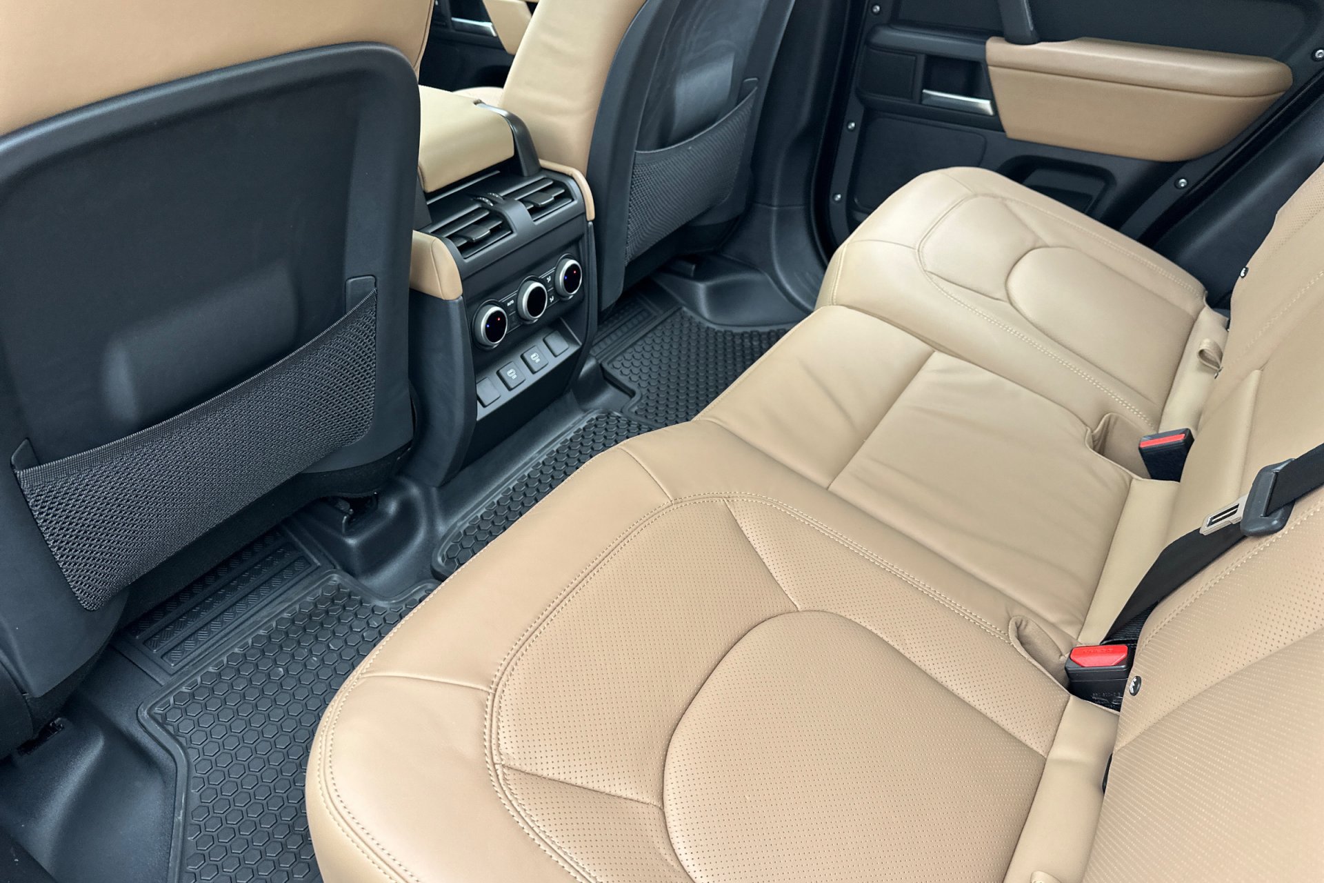 2025 Land Rover Defender 110 X-Dynamic SE photo 4