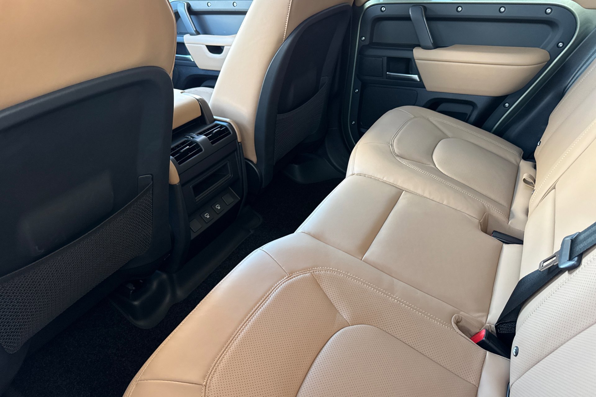 2025 Land Rover Defender 110 X-Dynamic SE photo 3