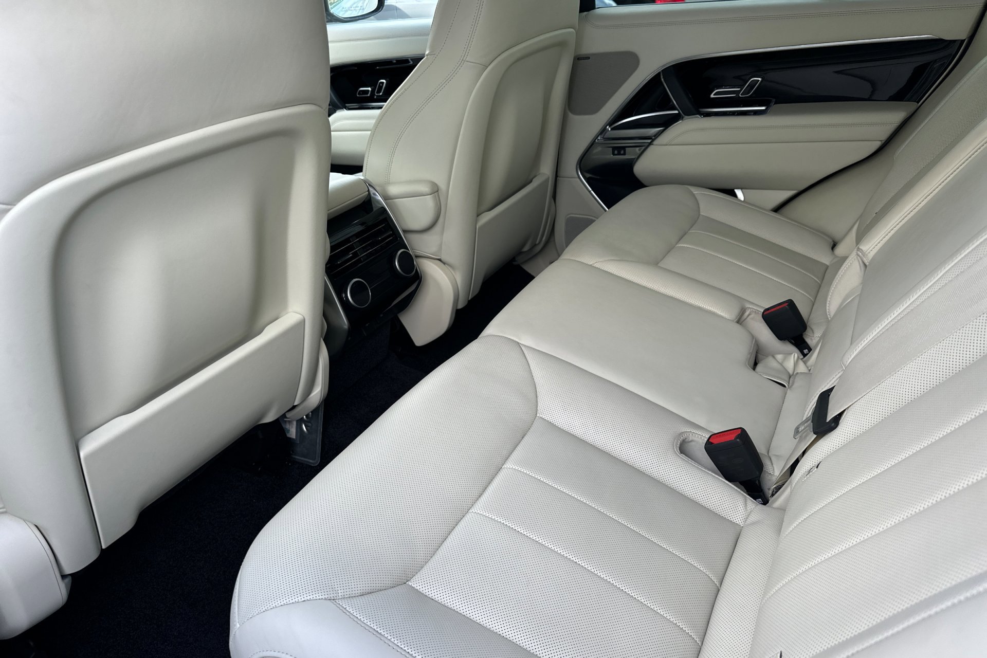 2023 Land Rover Range Rover SE photo 3