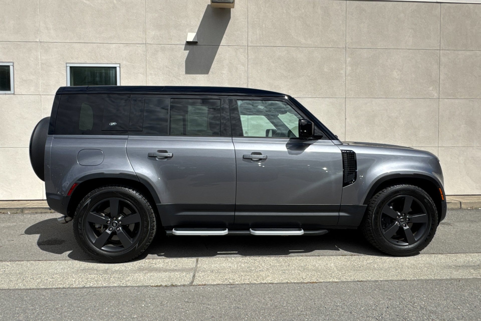 2024 Land Rover Defender SE photo 3