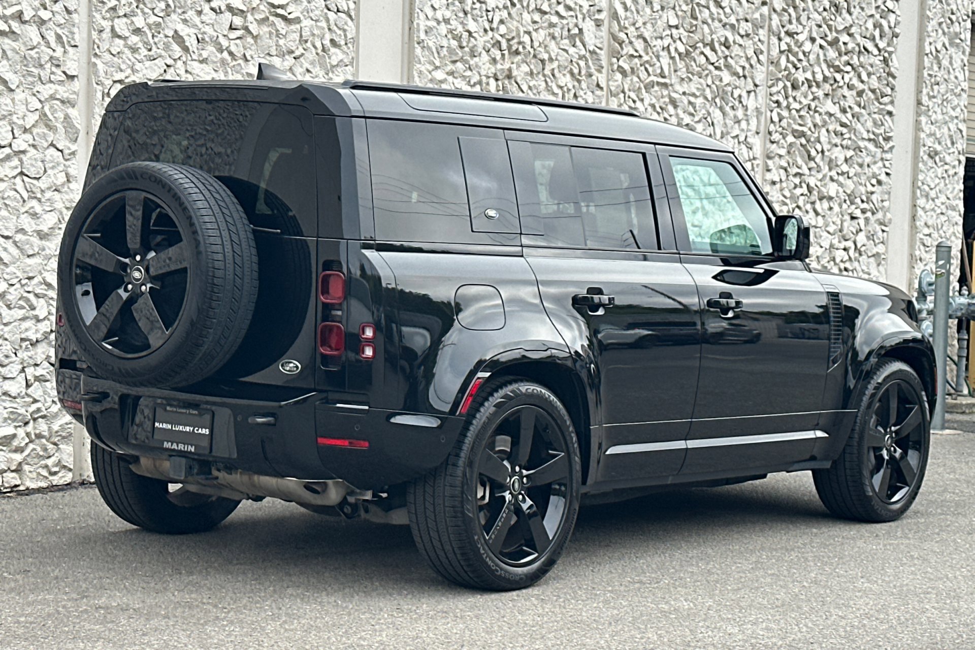 2023 Land Rover Defender 110 X-Dynamic SE photo 2