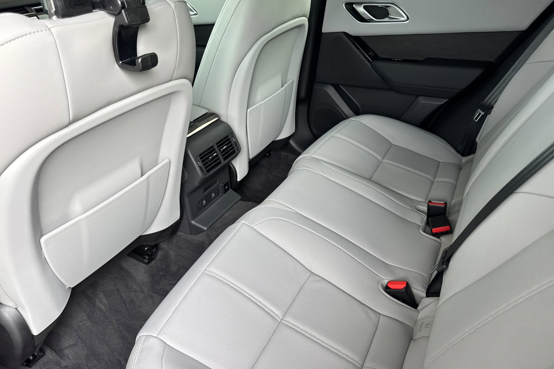 2026 Land Rover Range Rover Velar SE photo 4