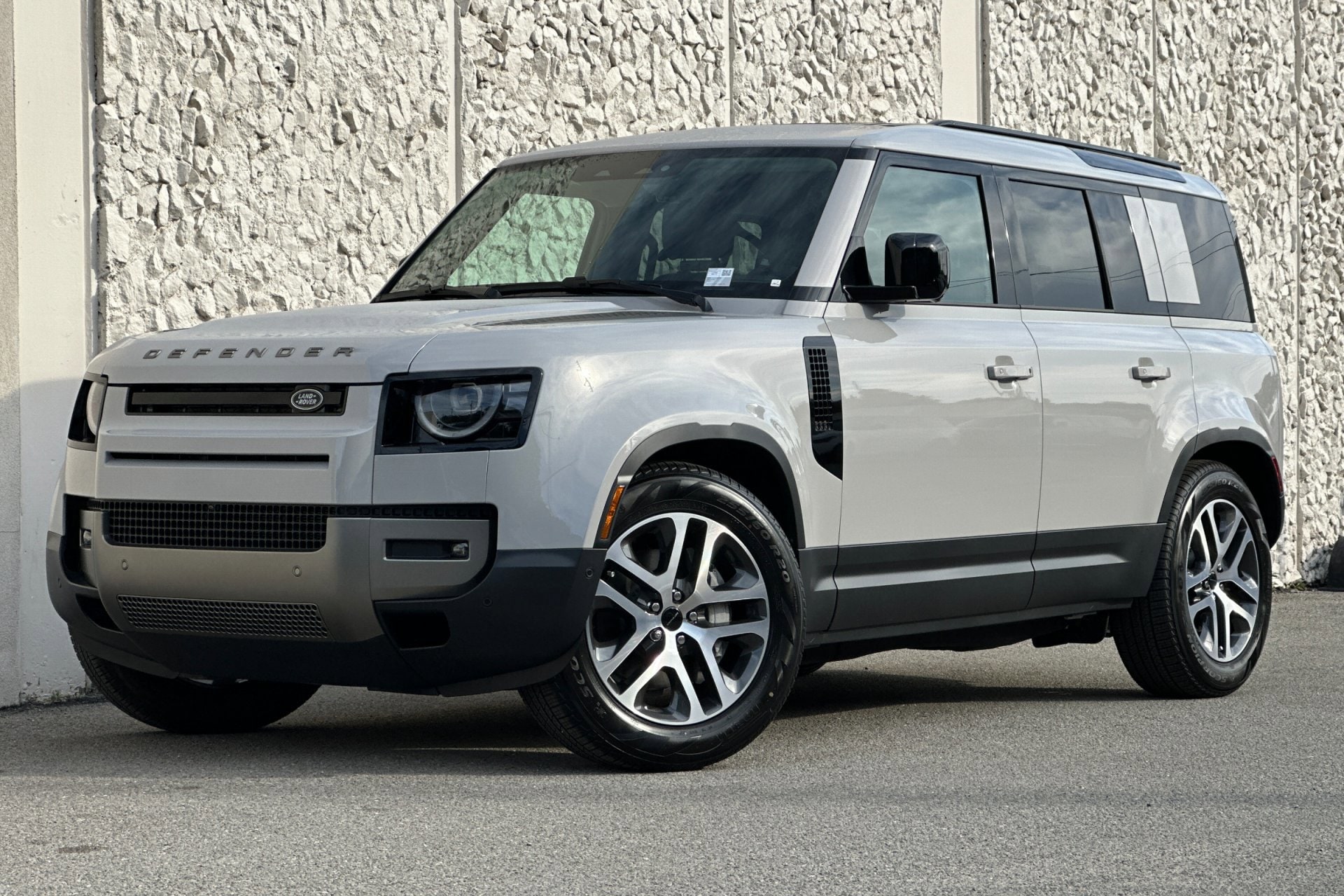 2026 Land Rover Defender S's photo