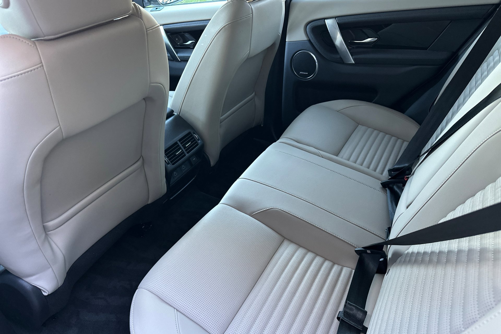 2025 Land Rover Discovery Sport S photo 4