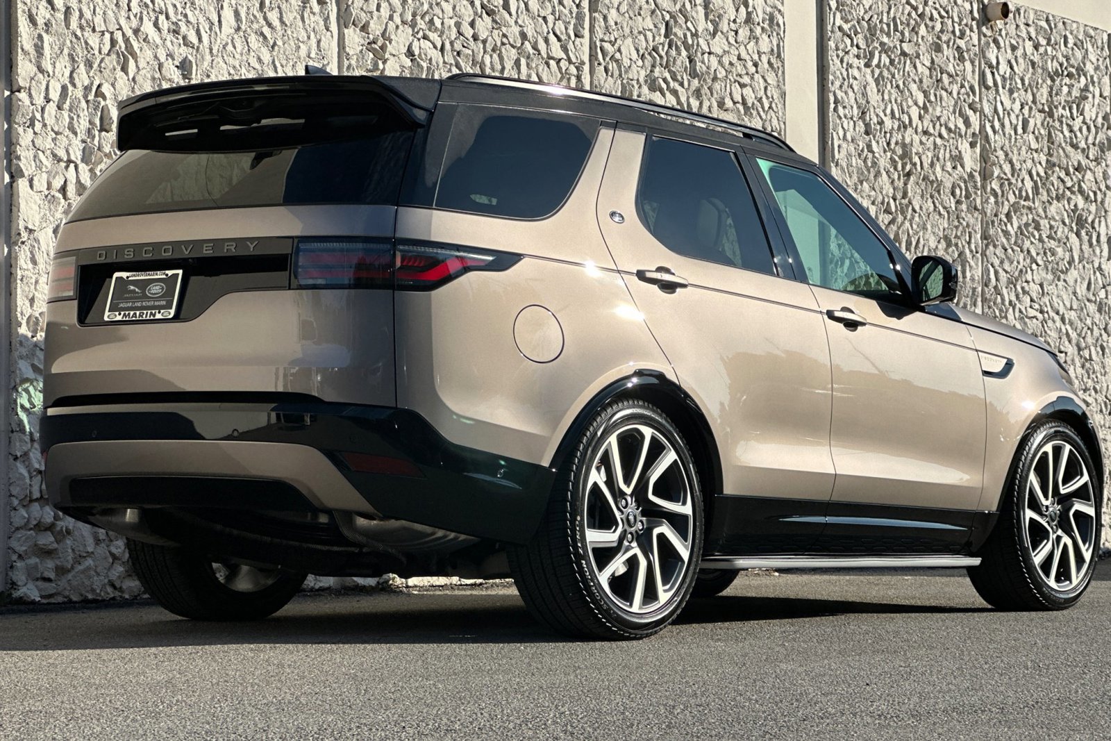 2025 Land Rover Discovery SE photo 2