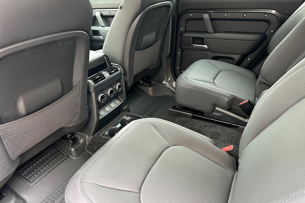 2026 Land Rover Defender 130 S photo 4
