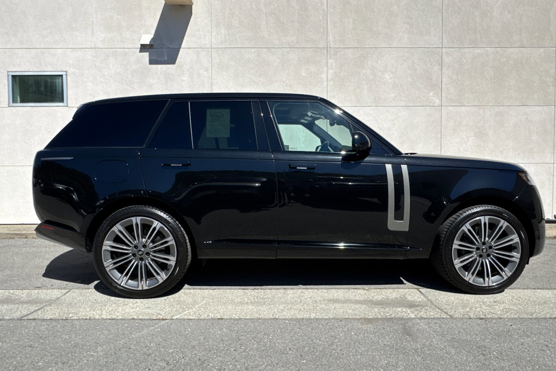 2023 Land Rover New Range Rover P530 SE photo 3