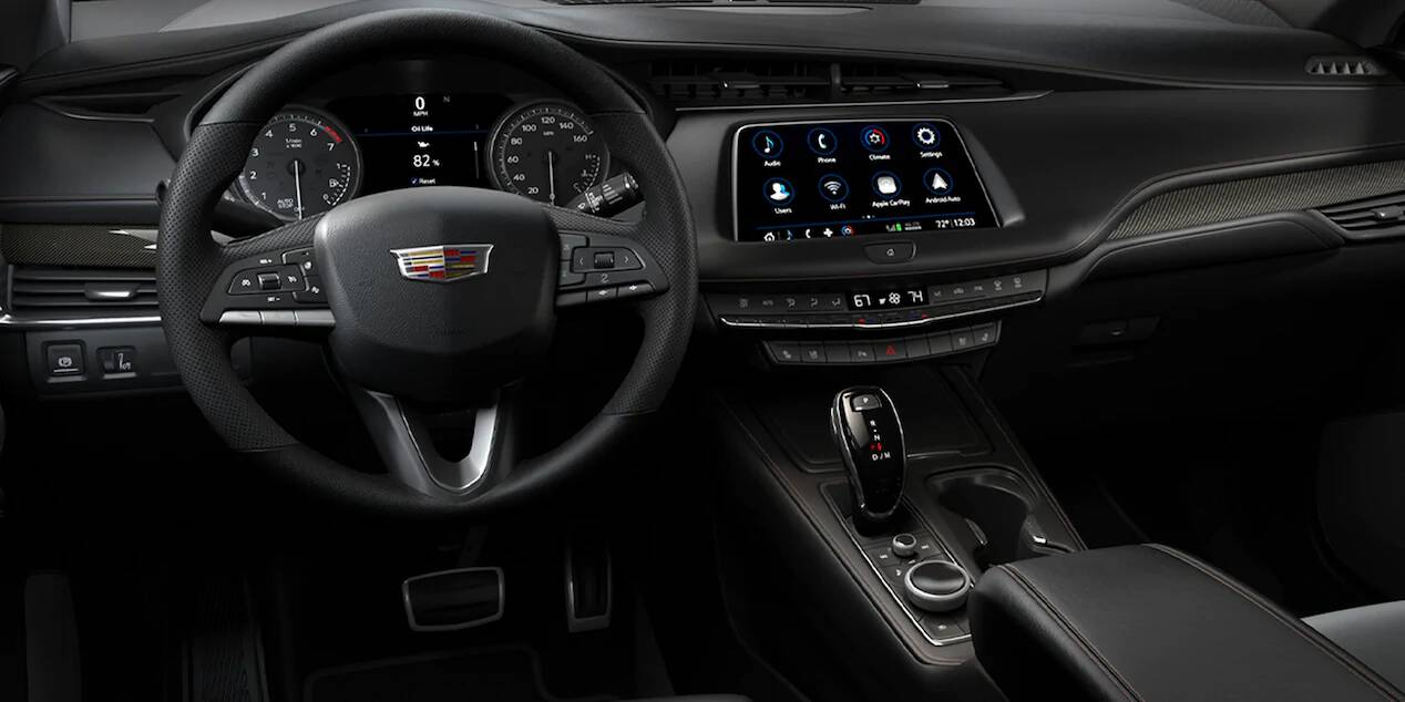 cockpit du Cadillac XT4 2020 incluant le système d'infodivertissement et toutes ses commodités