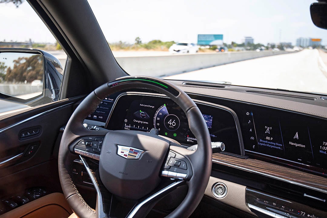 le volant et le panneau de contrôle du Cadillac Escalade 2022