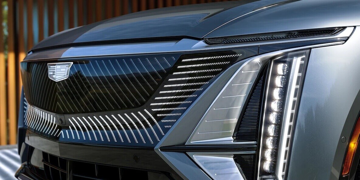 Gros plan de la devanture en cristal noir de la Cadillac électrique Lyriq 2023