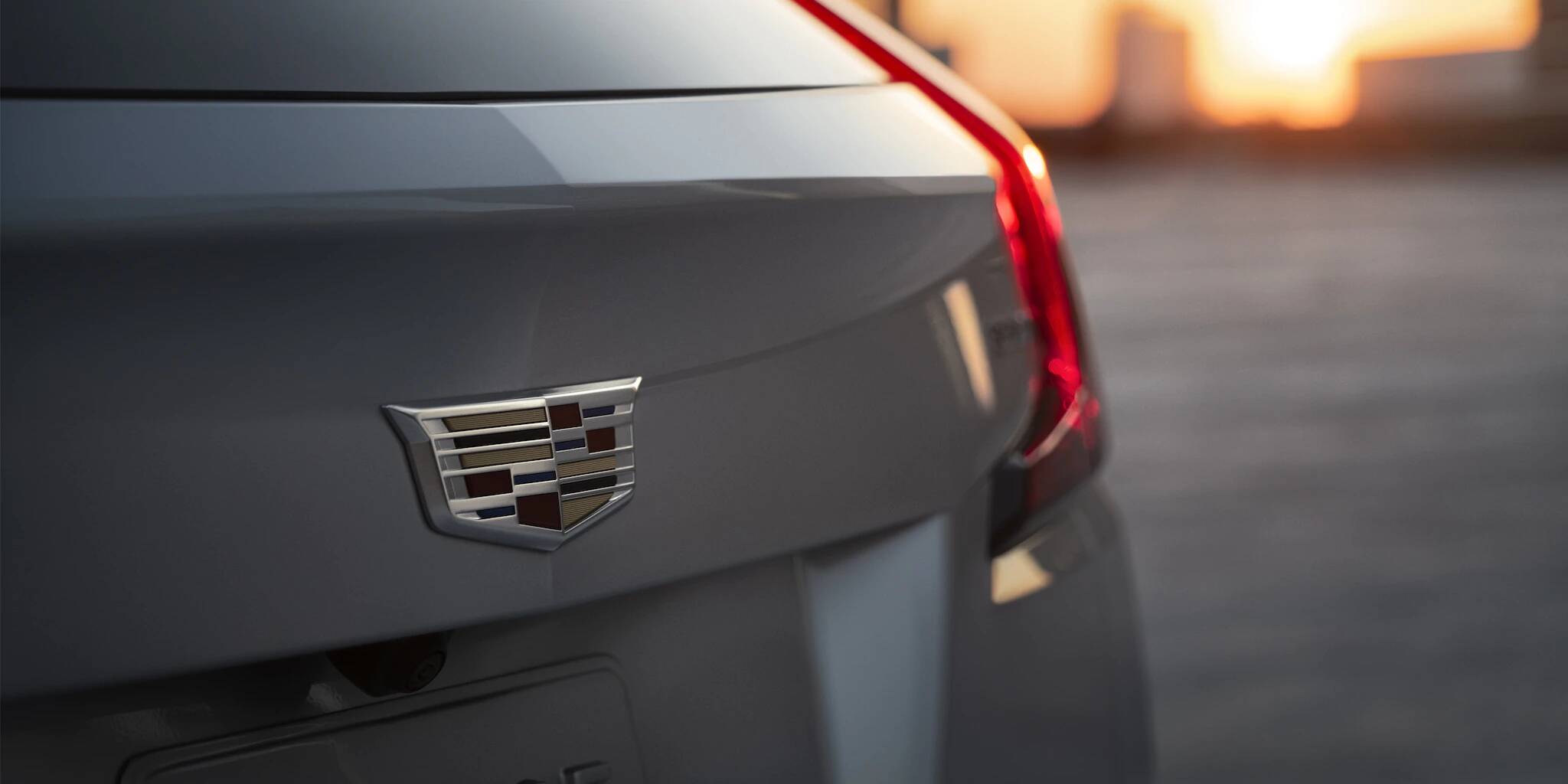 plan rapproché du logo Cadillac à l'arrière du Cadillac XT4 2021 gris