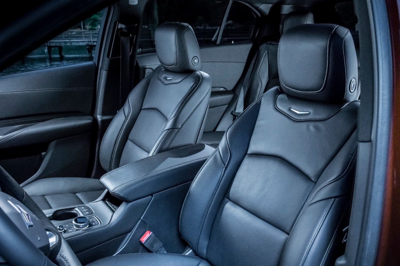 l'intérieur du Cadillac XT4 Sport 2019, sièges avant en cuir de couleur noir