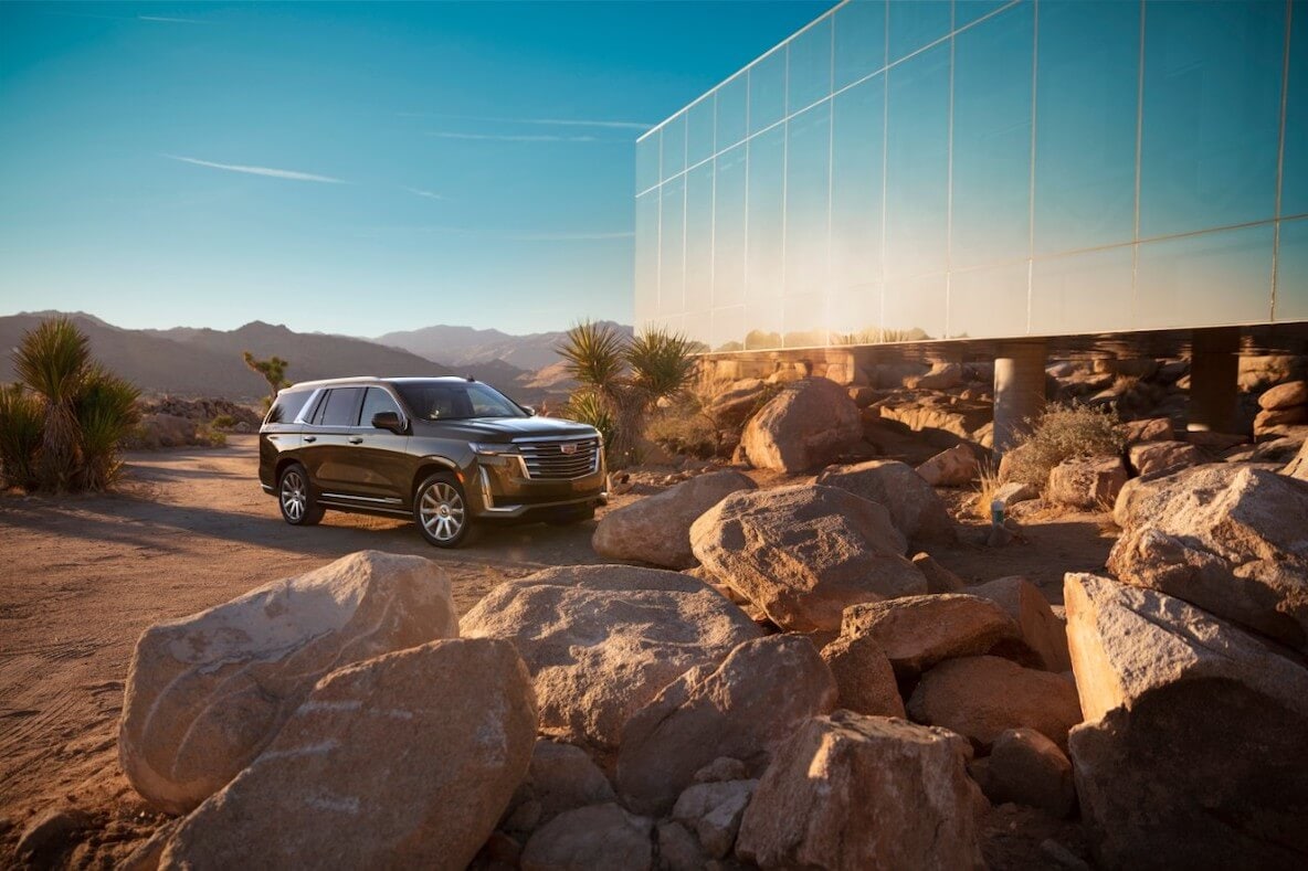 Le Cadillac Escalade 2021 face à une grande vitrine garée dans un désert