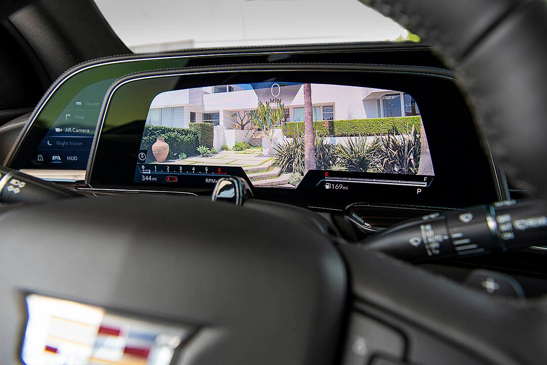 vue du volant et du tableau de bord affichant la caméra de recul à bord du Cadillac Escalade 2022