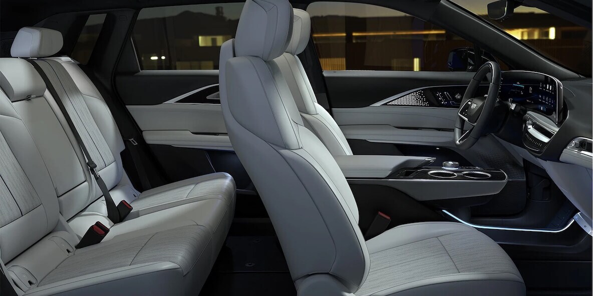 Habitacle entier du Cadillac Lyriq 2023 incluant ses sièges et le tableau de bord