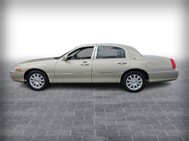 2011 Lincoln Town Car Signature Limited photo 2