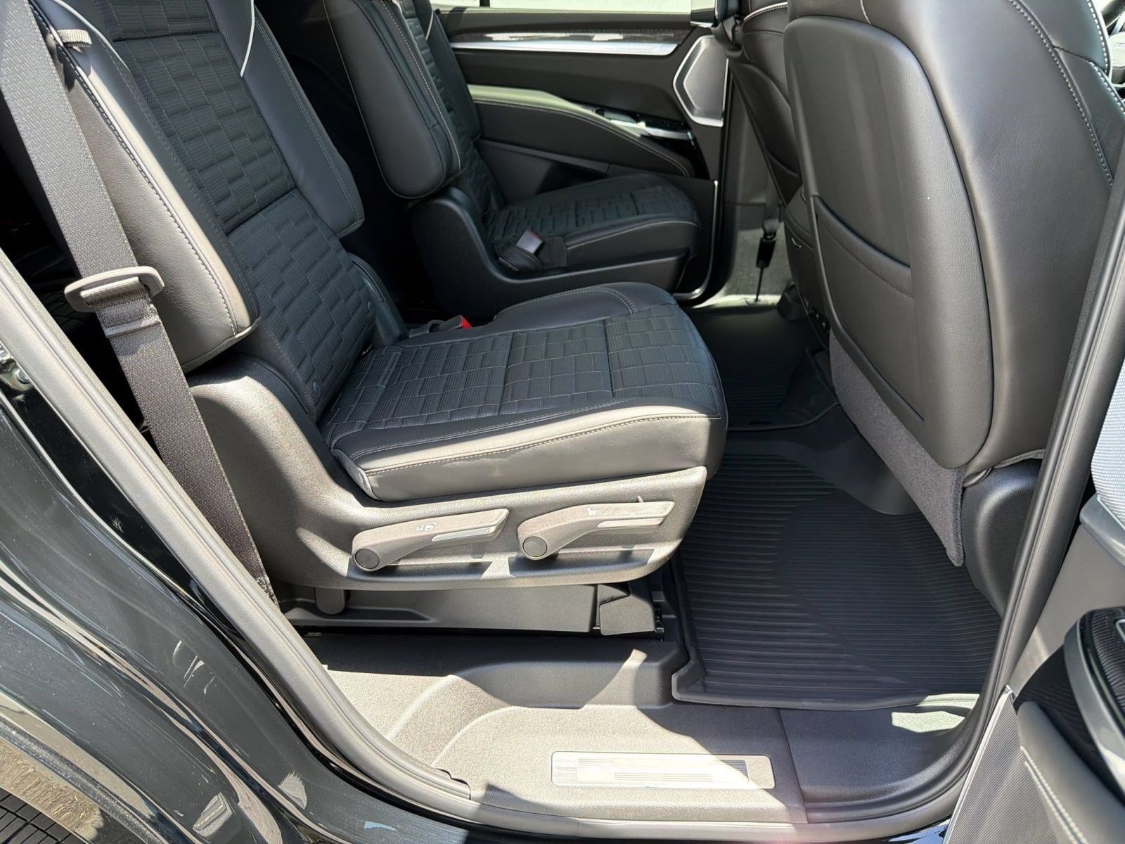 2026 Cadillac Escalade V-Series - Photo 30