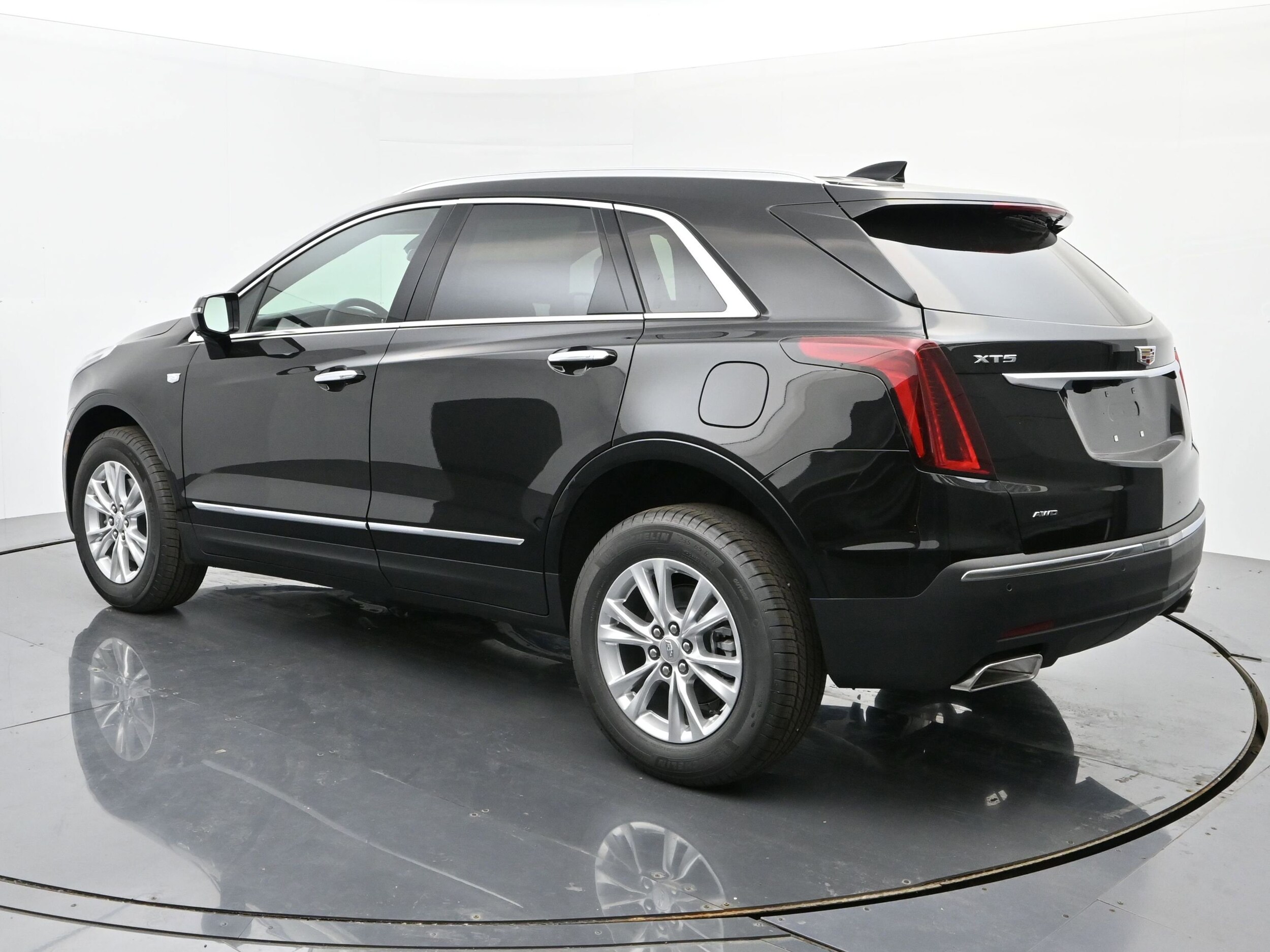 2025 Cadillac XT5 Luxury photo 3