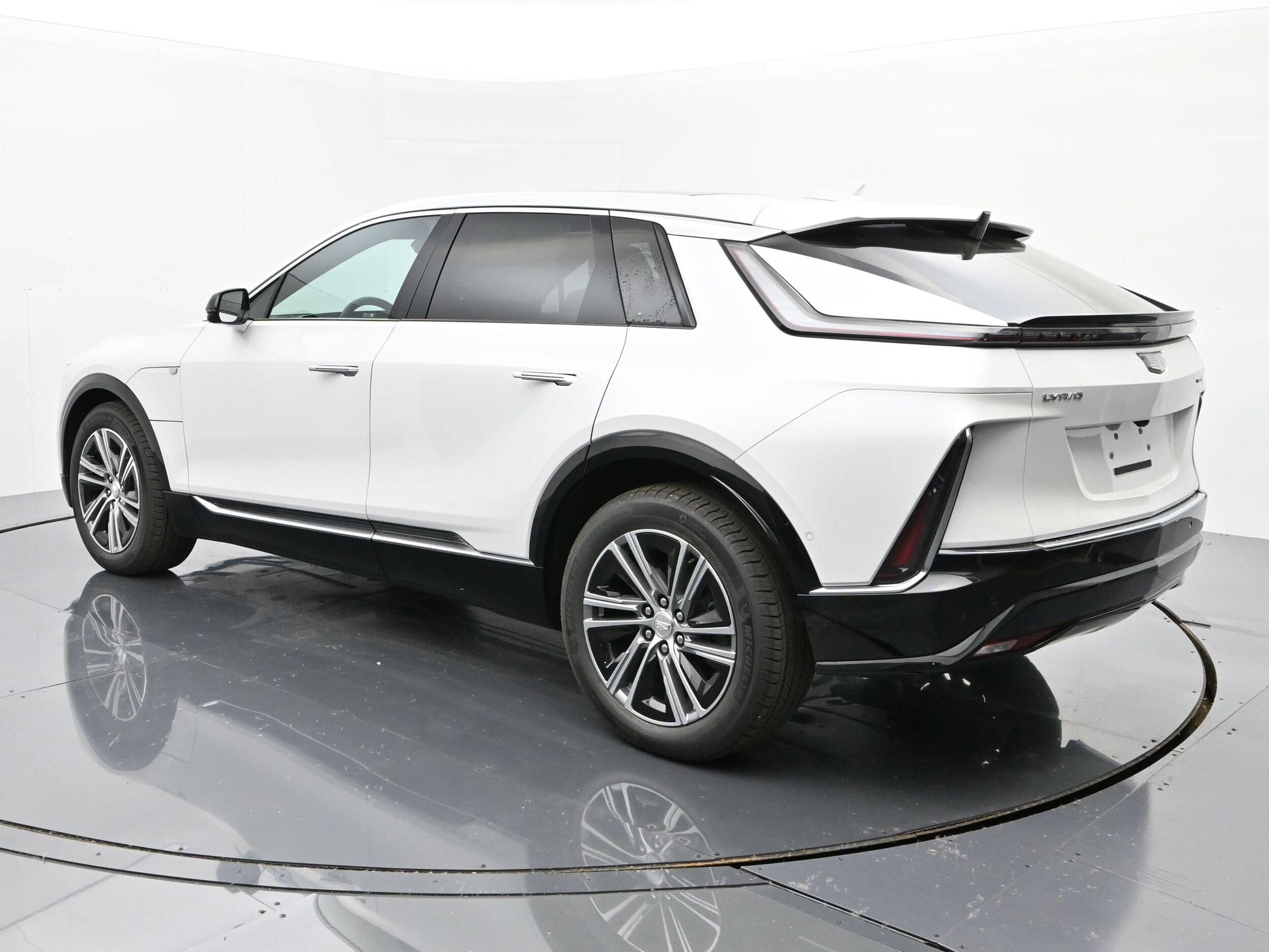 2025 Cadillac Lyriq Luxury photo 2