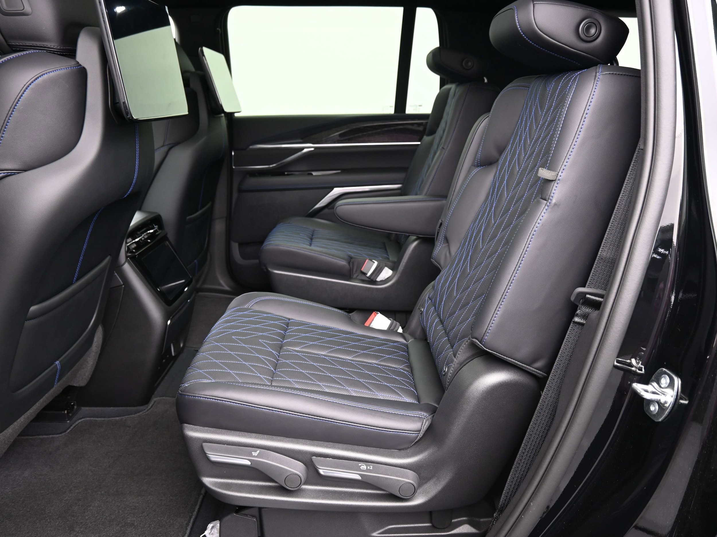 2026 Cadillac Escalade IQL Luxury - Photo 9