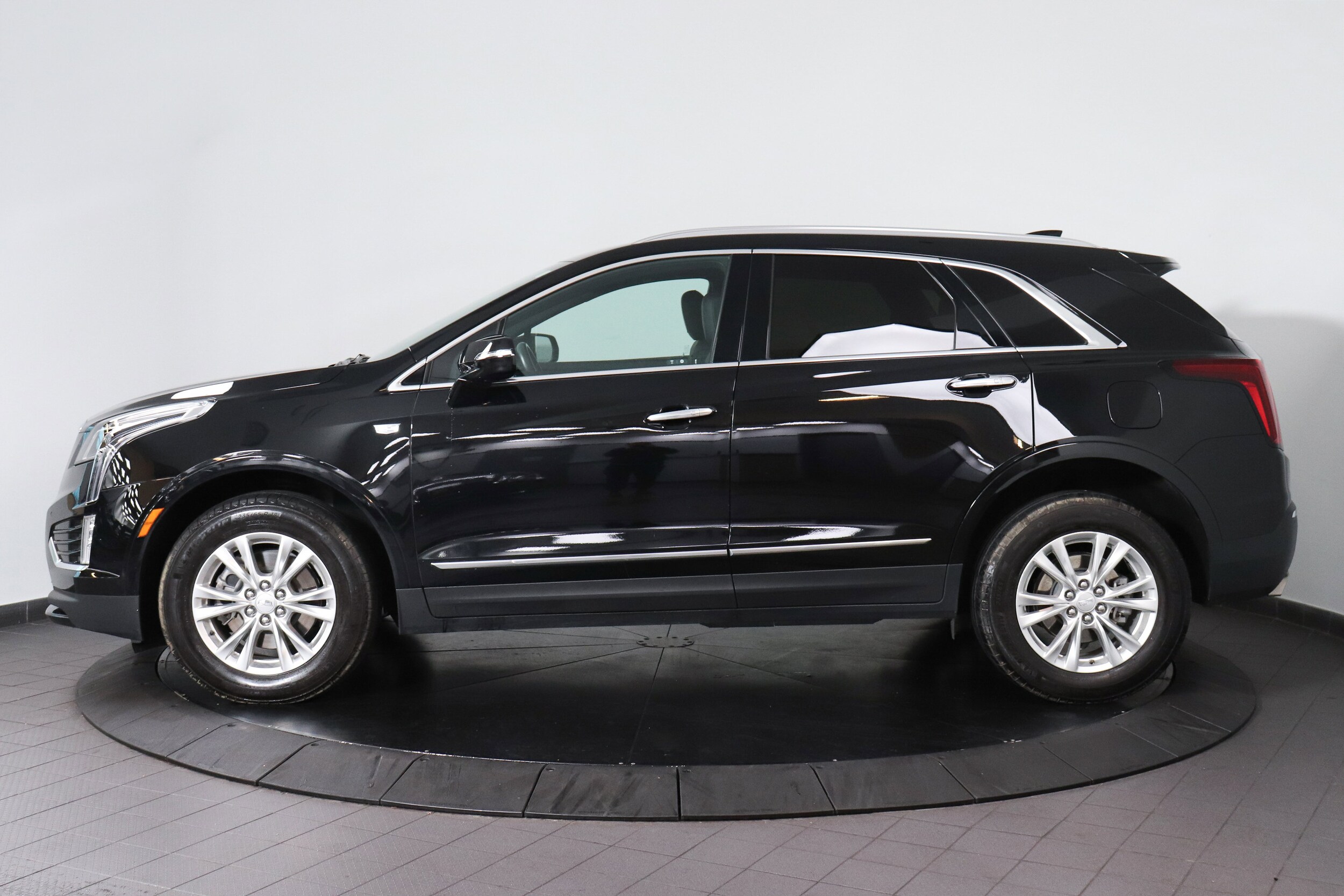 2022 Cadillac XT5 Luxury photo 2