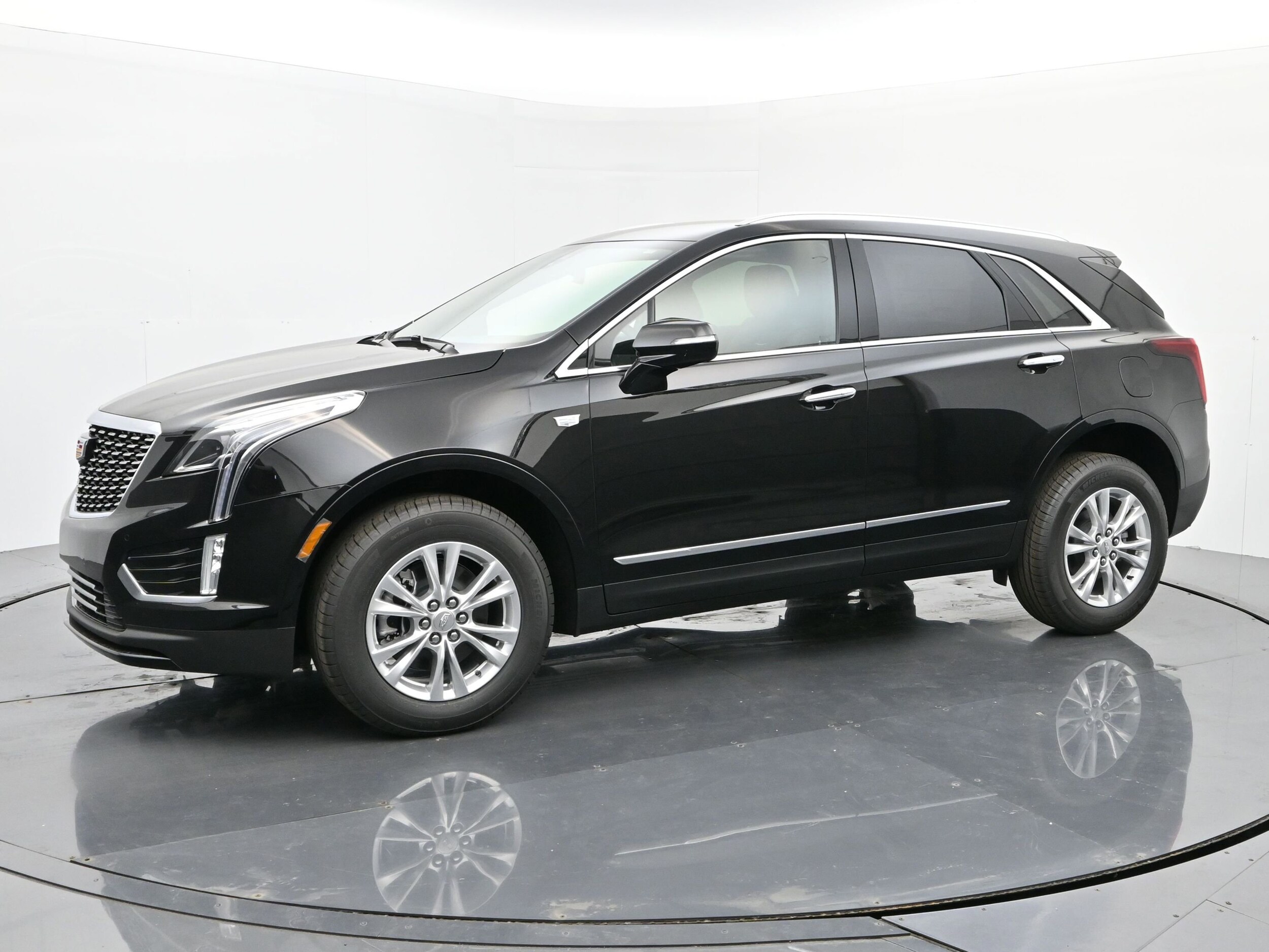 2025 Cadillac XT5 Luxury photo 2