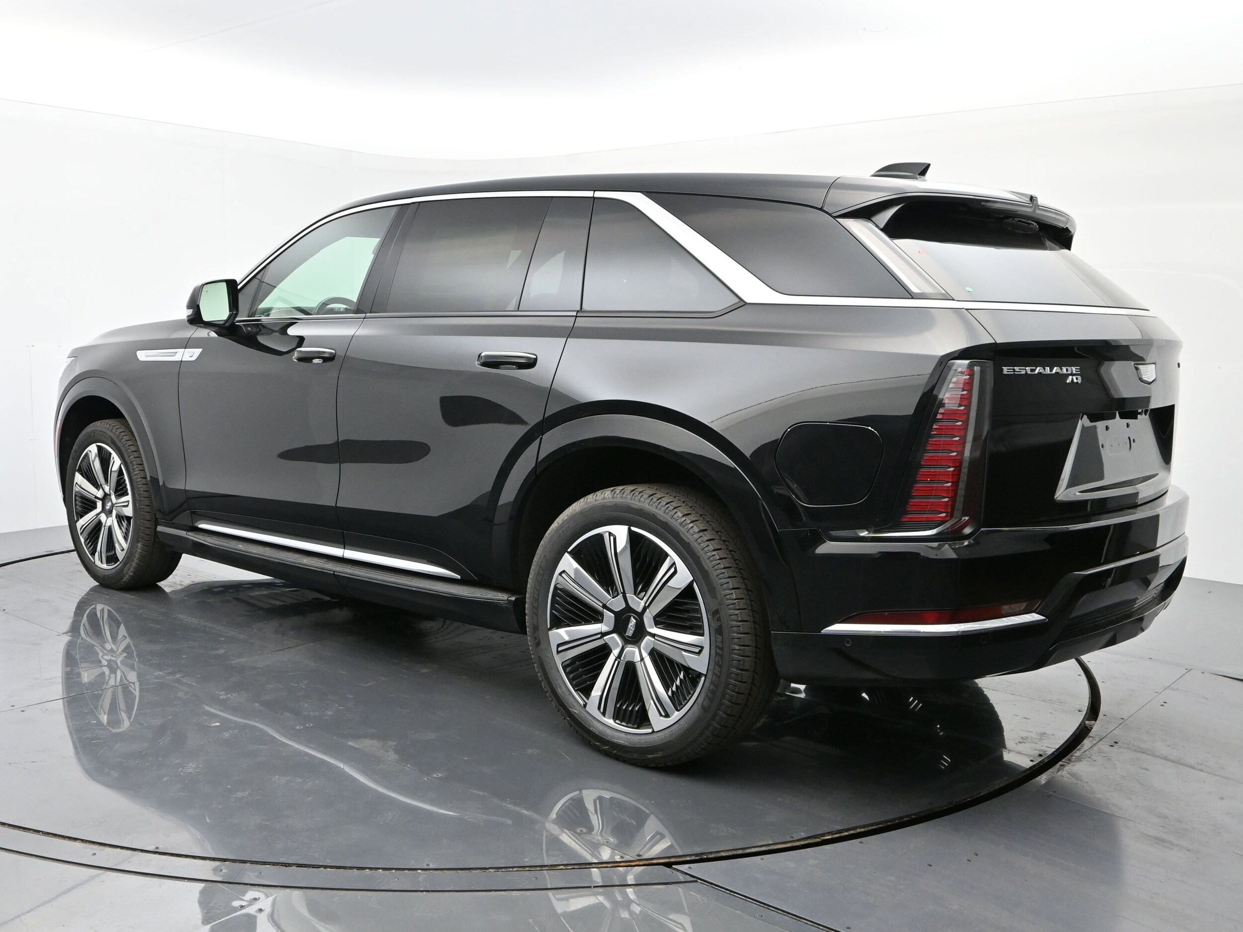 2025 Cadillac Escalade IQ Luxury photo 3