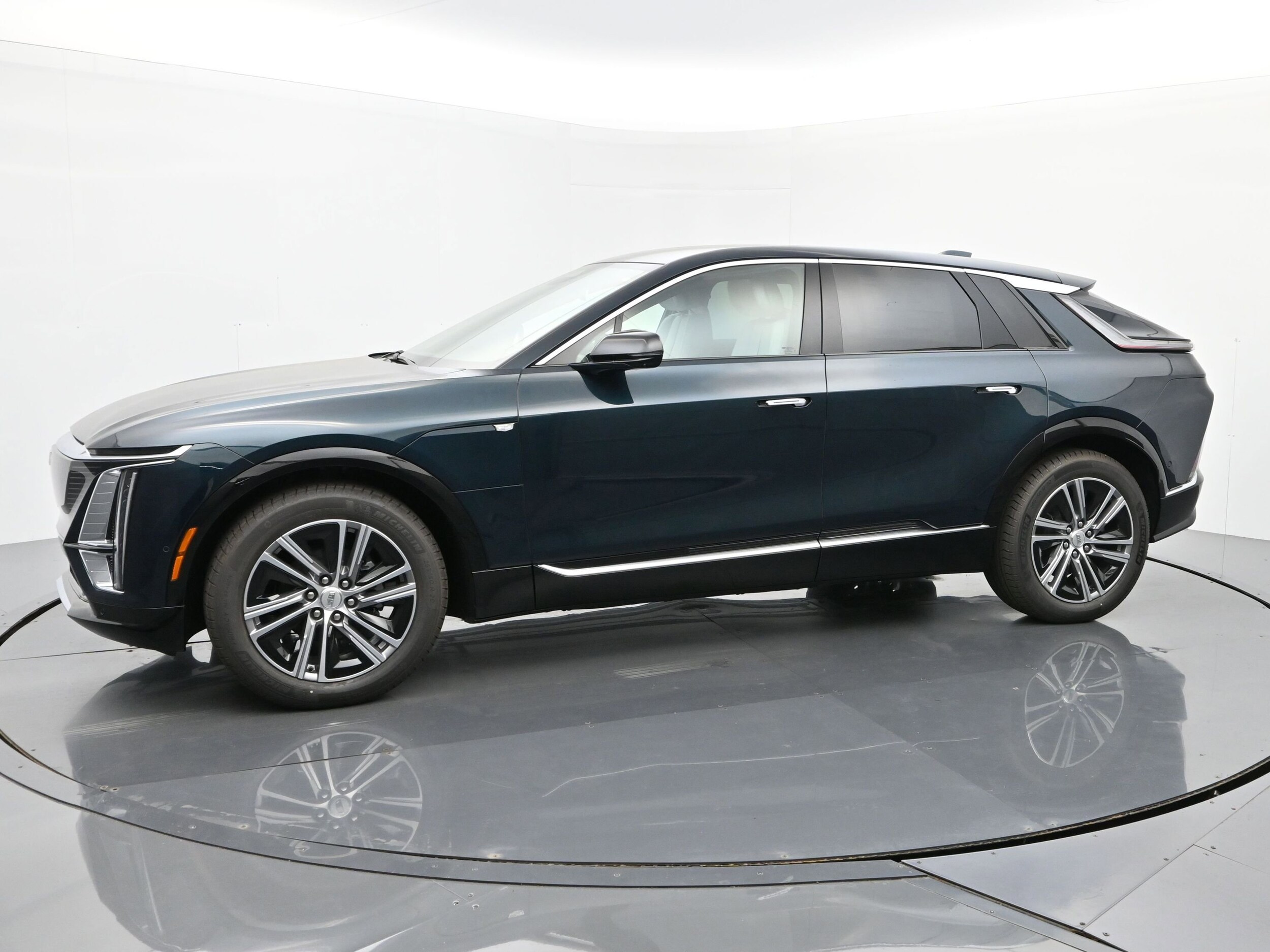 2026 Cadillac Lyriq Luxury photo 2