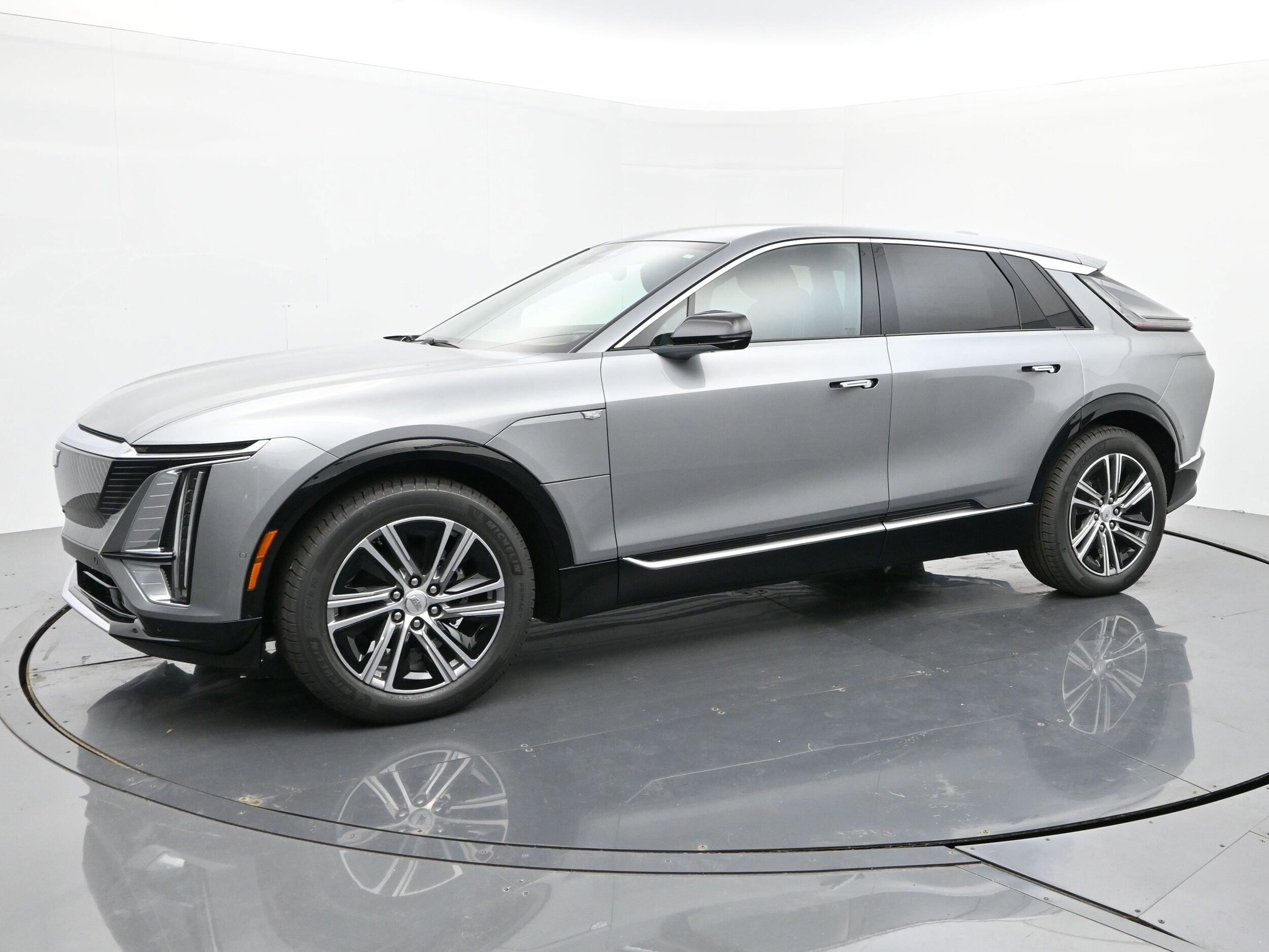2025 Cadillac Lyriq Luxury photo 2