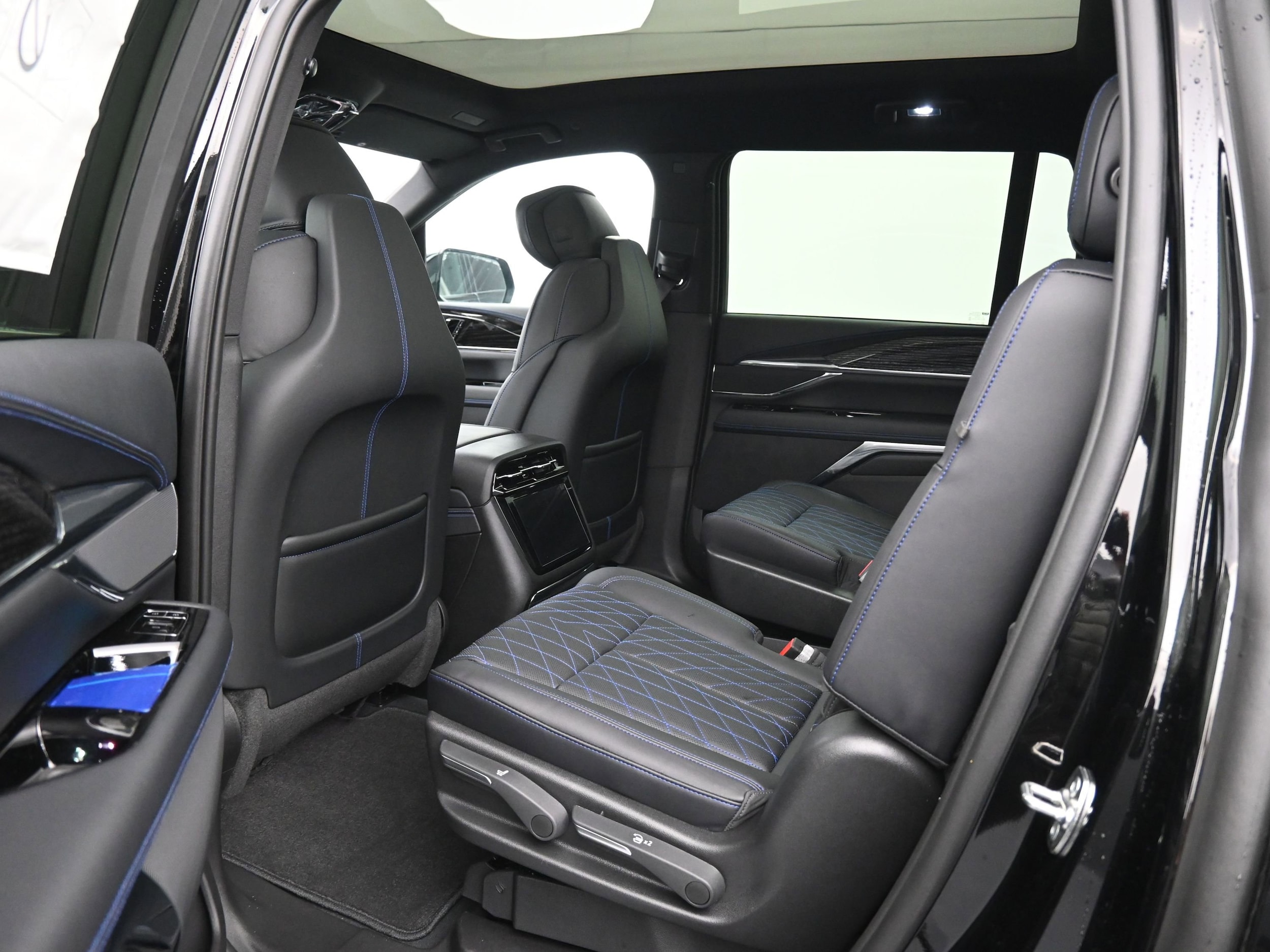 2026 Cadillac Escalade IQL Luxury - Photo 10
