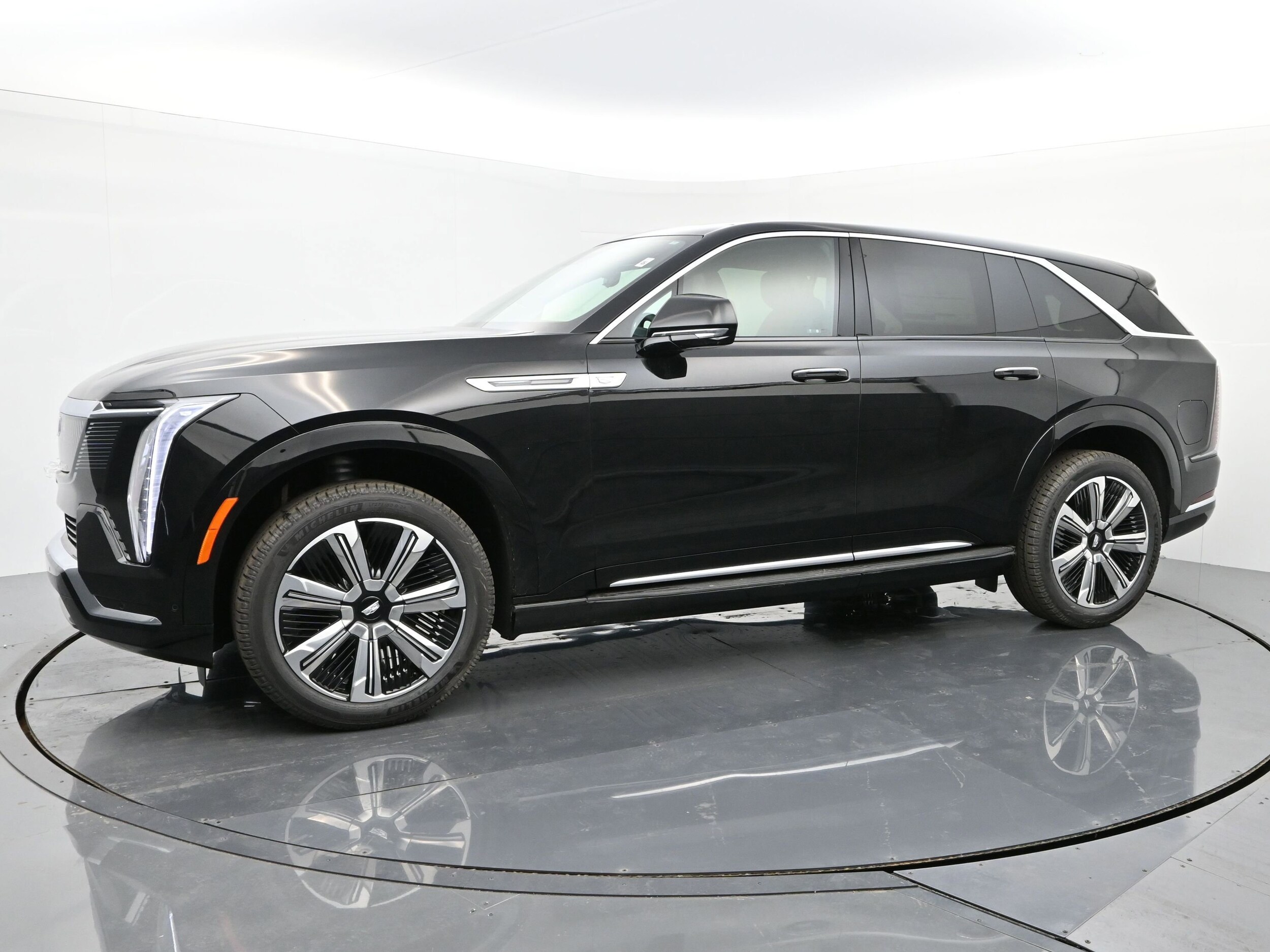 2025 Cadillac Escalade IQ Luxury photo 2