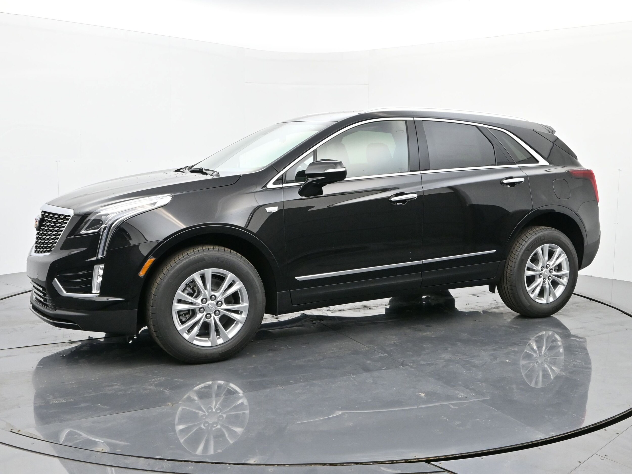 2025 Cadillac XT5 Luxury photo 2