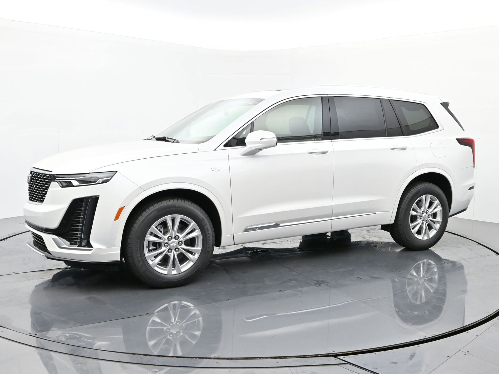 2025 Cadillac XT6 Luxury photo 2