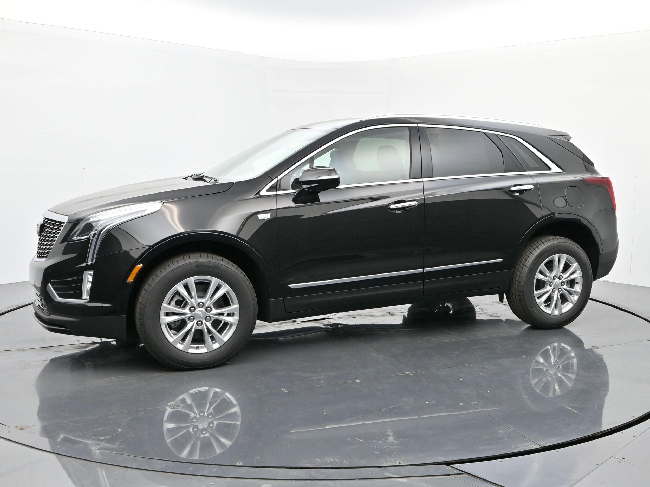2025 Cadillac XT5 Luxury photo 2