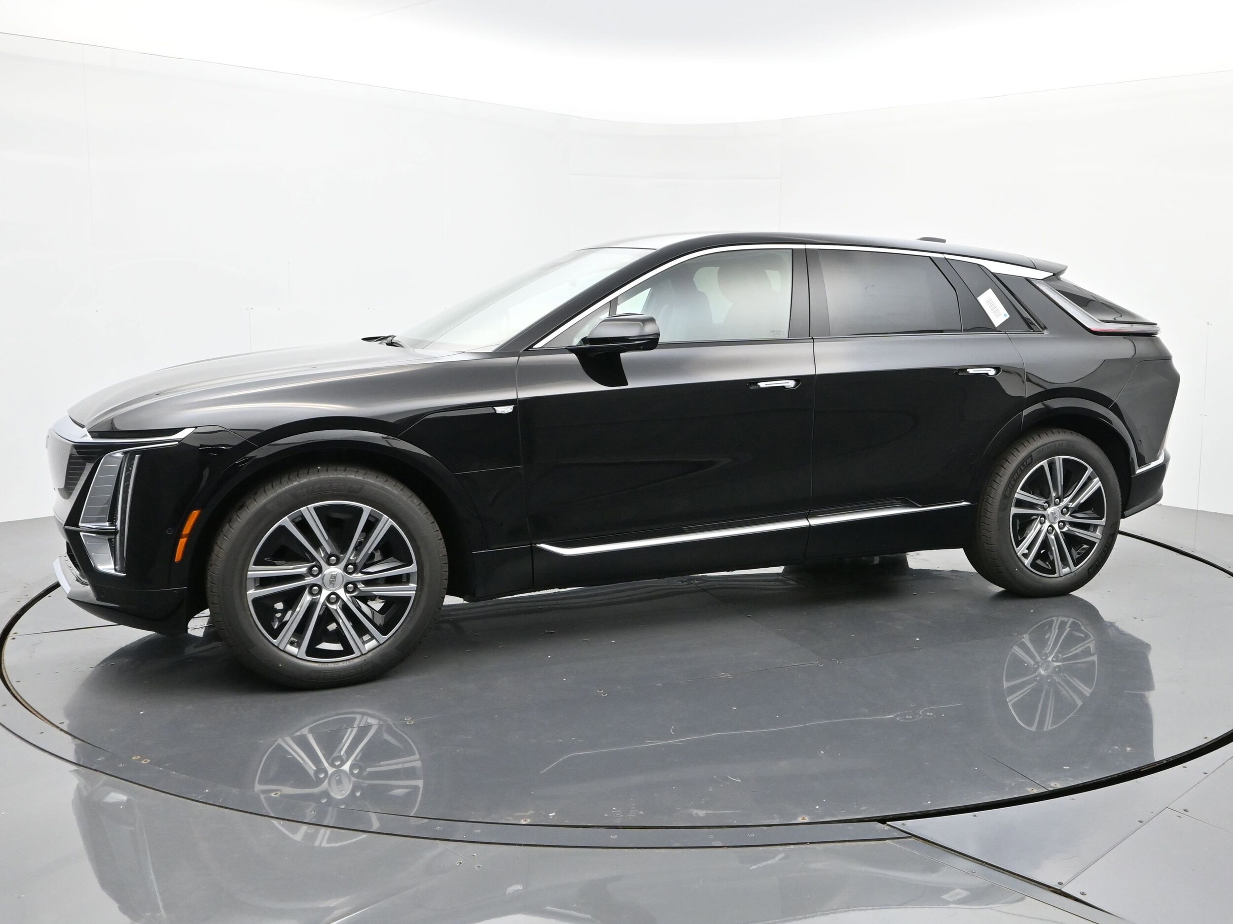 2026 Cadillac Lyriq Luxury photo 2