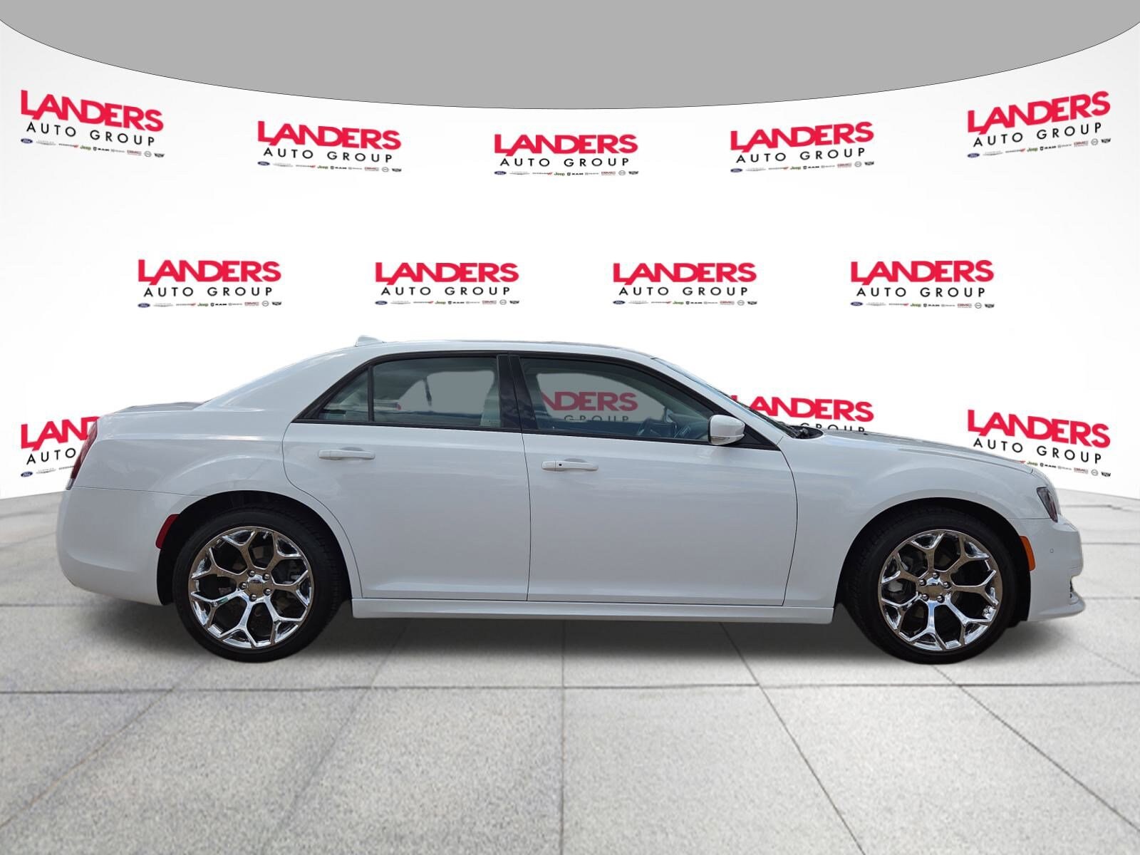 2023 Chrysler 300 Touring L photo 2