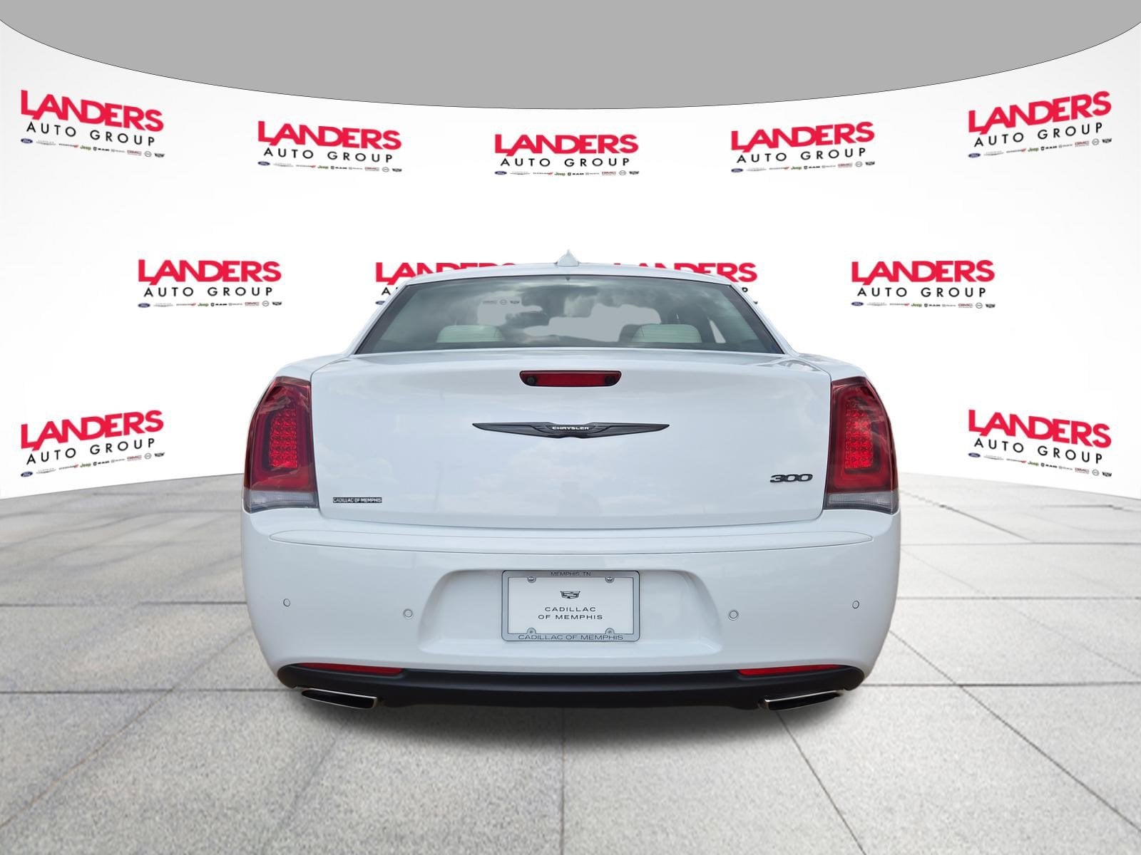 2023 Chrysler 300 Touring L photo 4