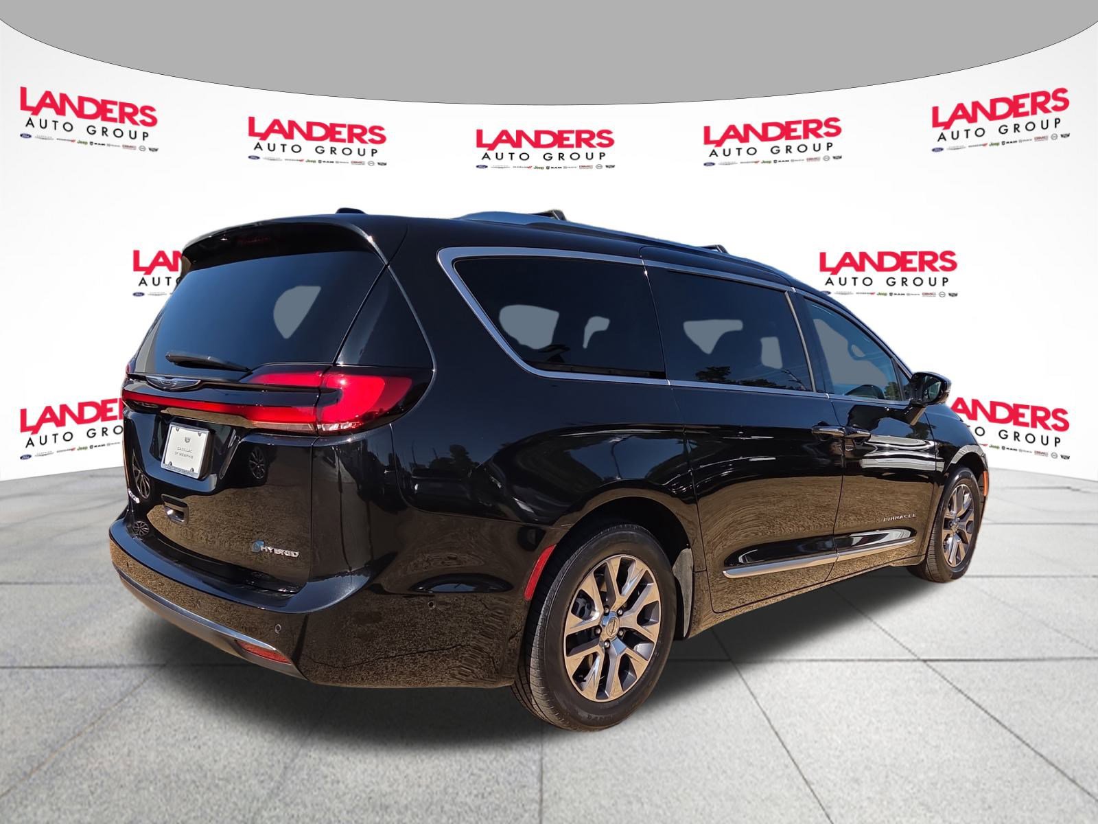 2023 Chrysler Pacifica Pinnacle Hybrid photo 2