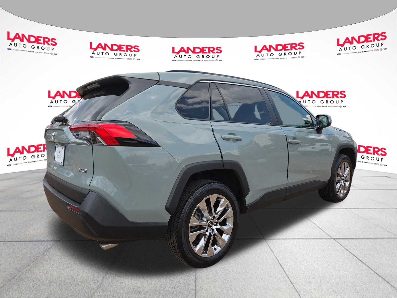 2021 Toyota RAV4 XLE Premium photo 2