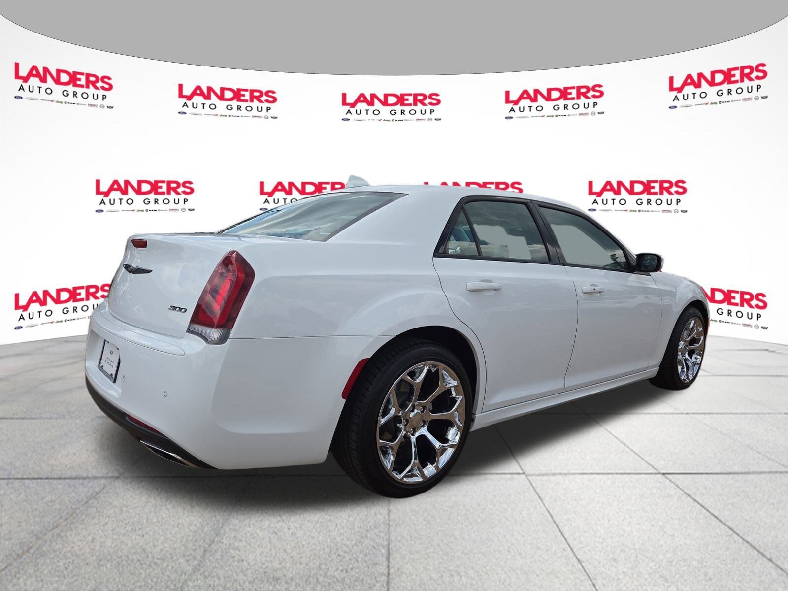2023 Chrysler 300 Touring L photo 3
