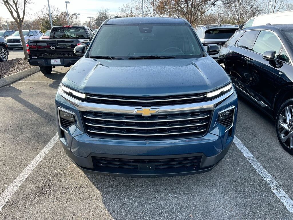 Used 2025 Chevrolet Traverse LT SUV